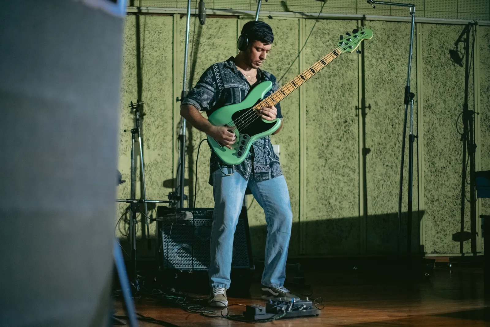 Nico Fernández tocando el bajo durante una sesión