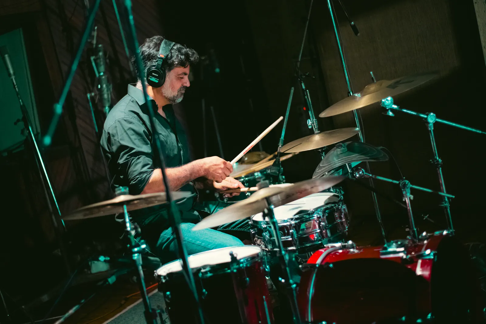 Sergio Morán tocando la batería durante una sesión